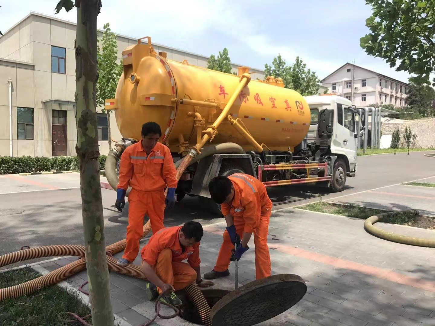 桃山管道疏通车停在窨井附近