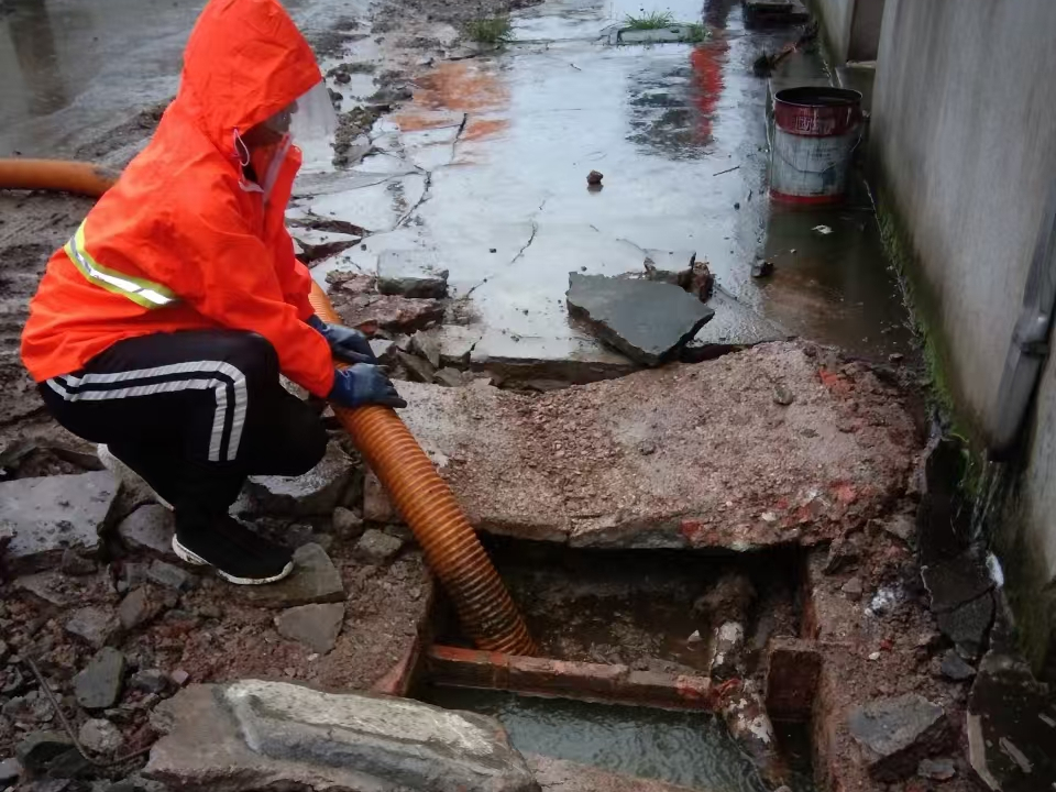 桃山专业清理污水池 炜誉市政以规范流程守护城市 “肠道”