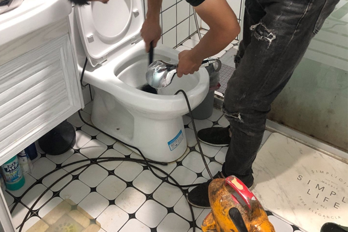 桃山马桶堵塞自己疏通还是找师傅？专业上门服务让你省时更省心