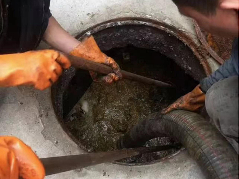 桃山清理化粪池时如何避免沼气的危害？